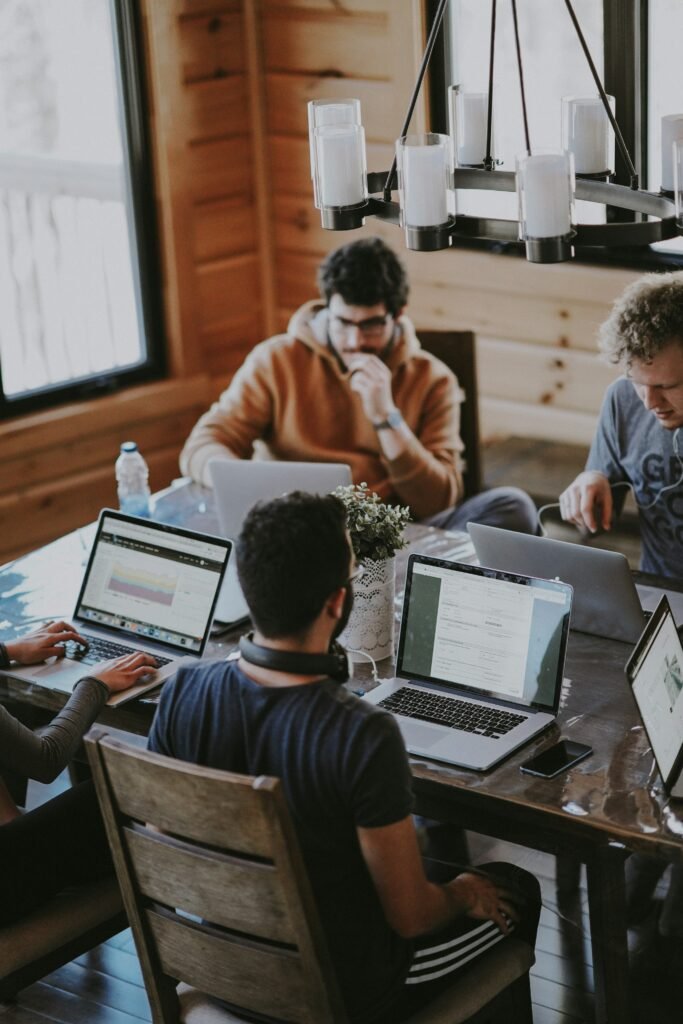 Tavolo con due percorsi professionali, ufficio agenzia vs scrivania freelance