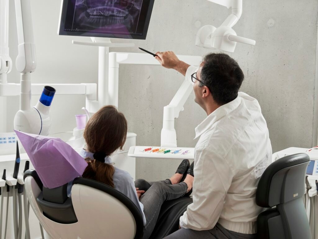 Studio dentistico moderno con poltrona odontoiatrica e strumentazione professionale