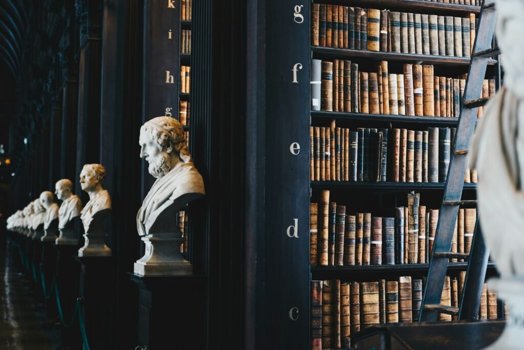 Studio legale con libri di diritto e scrivania professionale