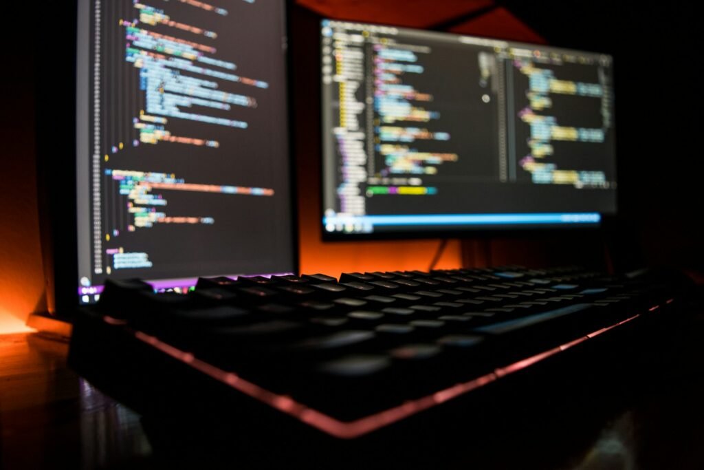 Grafico di crescita SEO con curva ascendente e analisi dati su monitor
